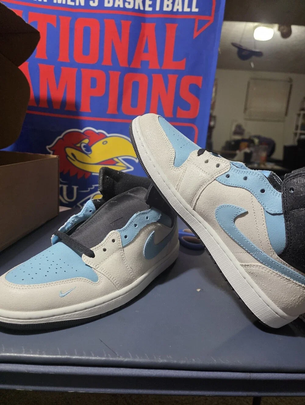 Jordan 1 MID Men's Light Blue, White & Black Size 10.5m, New.